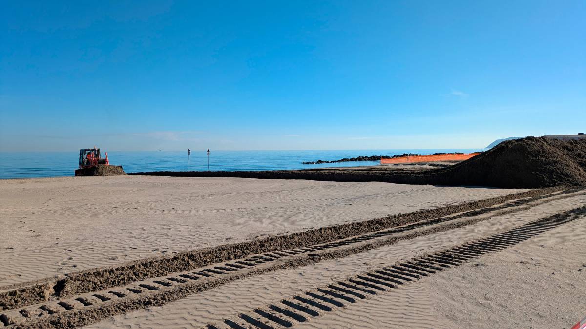 Riccione, al via le dune invernali: ruspe in azione sulla spiaggia contro mareggiate ed erosione