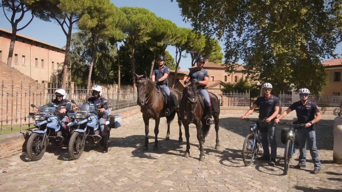 Ravenna, la polizia presidia il centro con i cavalli Diodoro e Luiss