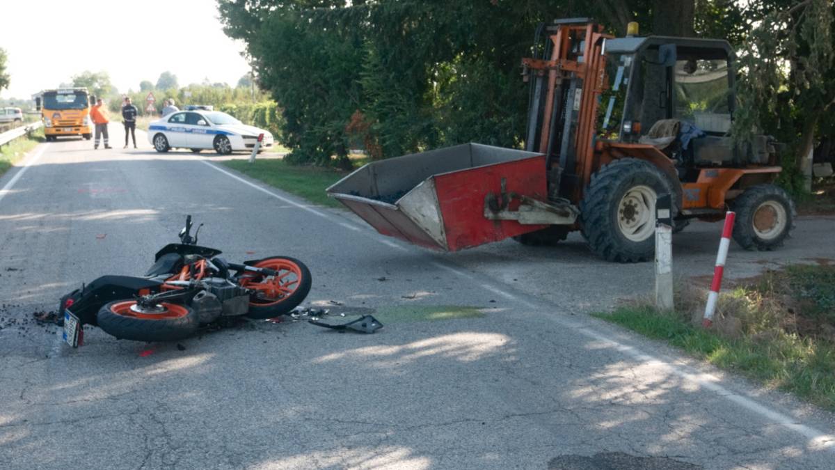 Bagnacavallo, incidente tra moto e mezzo agricolo, centauro al Bufalini - Gallery