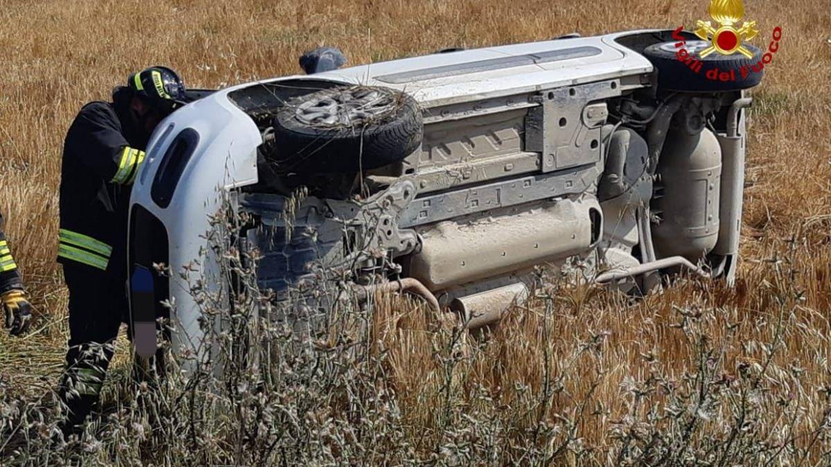 Forlì, incidente: si ribalta con l'auto e non riesce ad uscire, donna soccorsa dai Vigili del Fuoco