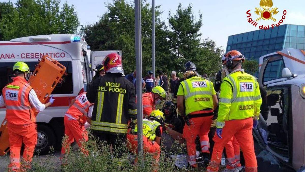 Cesenatico, incidente: auto si ribalta, tre occupanti estratti dai Vigili del Fuoco