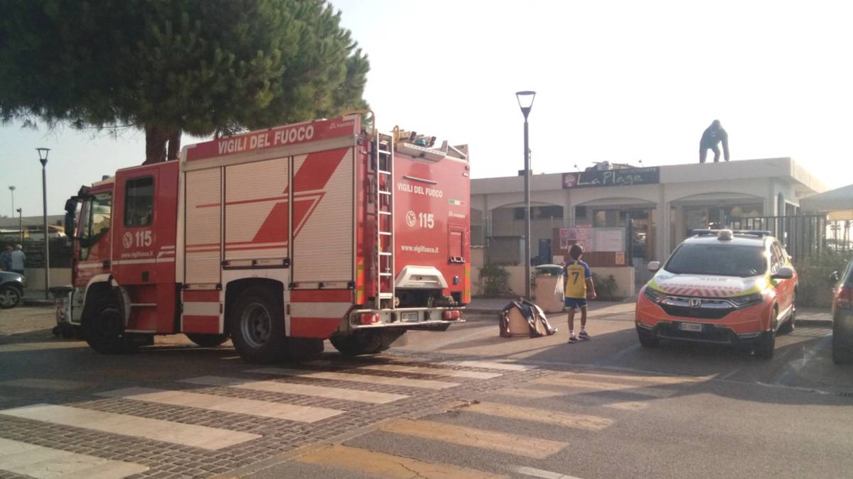 Anziano muore sulla spiaggia a Lido Adriano. Soccorsa la moglie in stato di shock