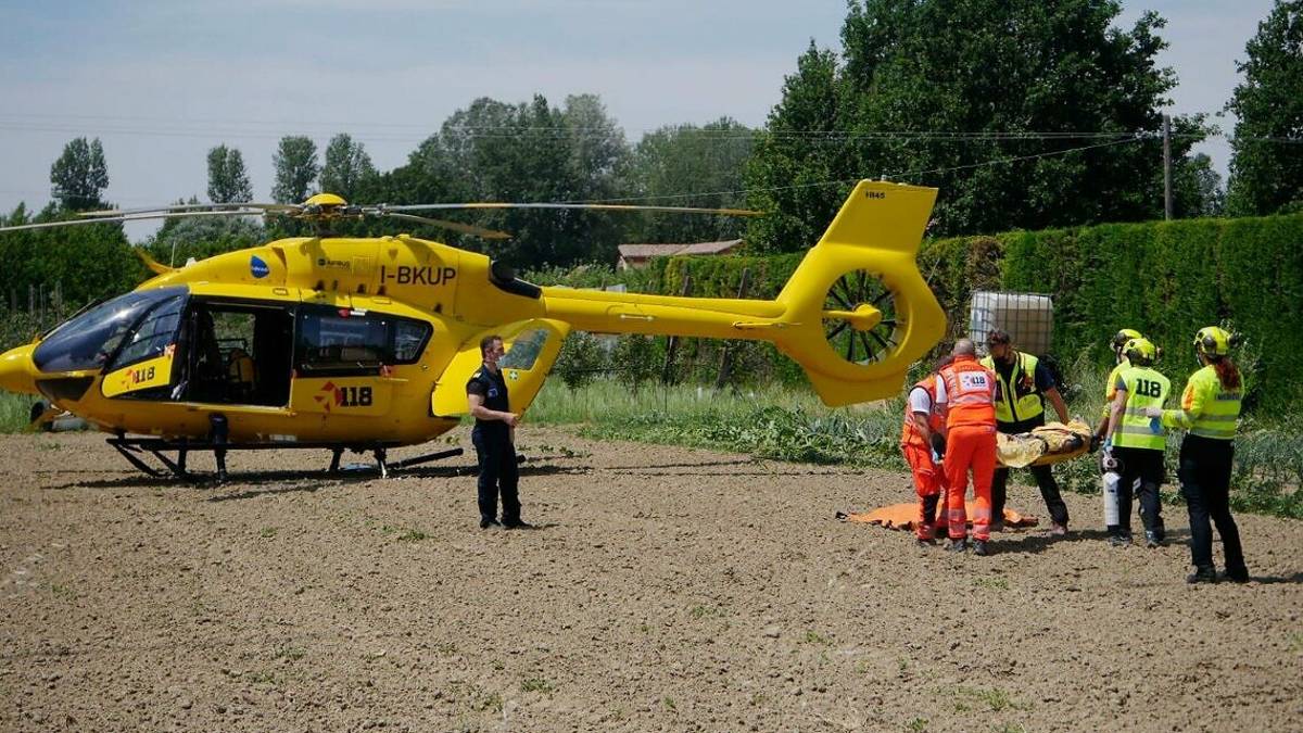 Bagnacavallo, finisce con la bici nel fosso, 46enne all'ospedale