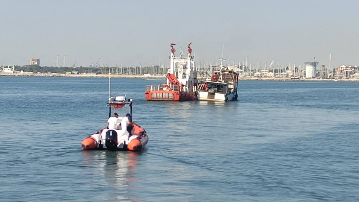 Ravenna, soccorso l'equipaggio di un peschereccio che stava affondando