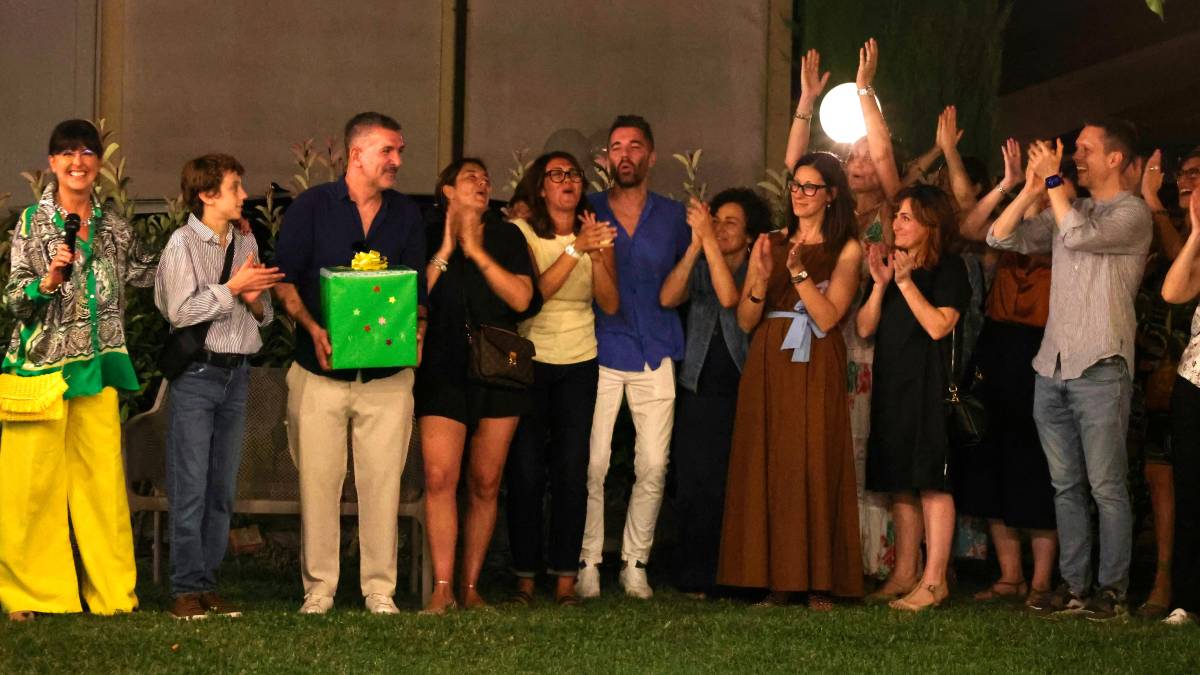 Ravenna, maxi-festa per la prof in pensione: si ritrovano 200 alunni