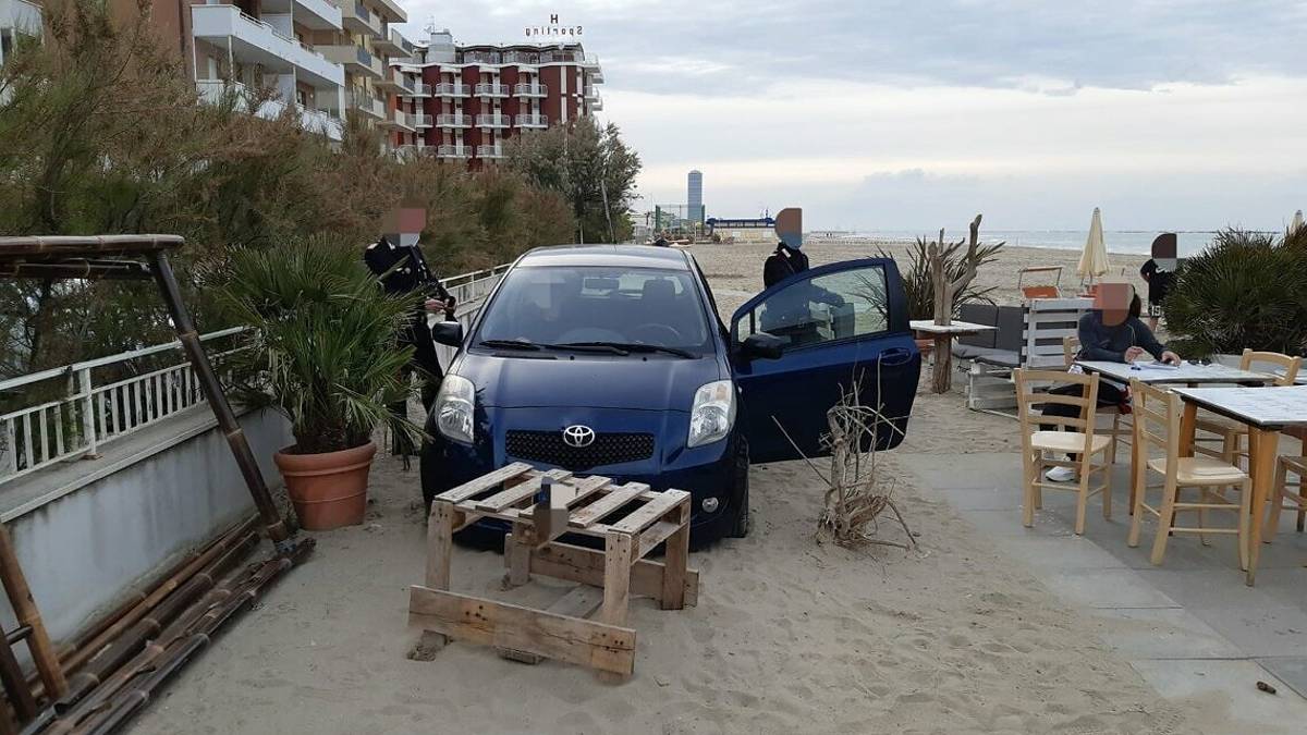 Ubriaca in auto in spiaggia tra la gente: alcol 5 volte oltre i limiti