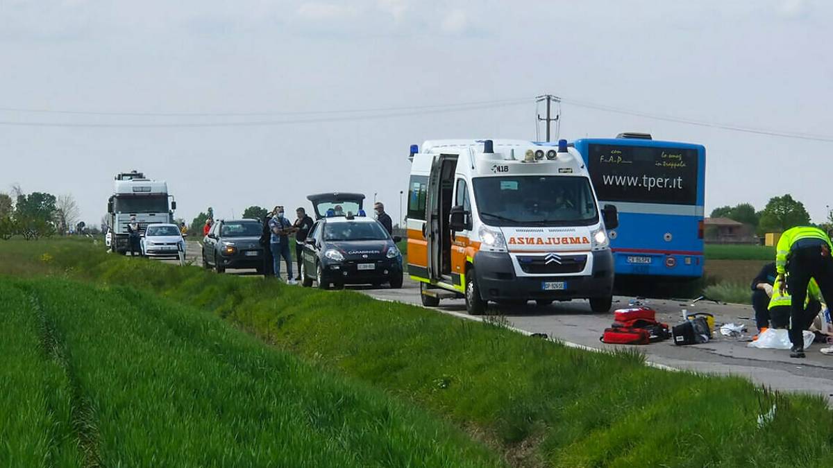Castel Guelfo, con la moto contro un bus muore a 25 anni