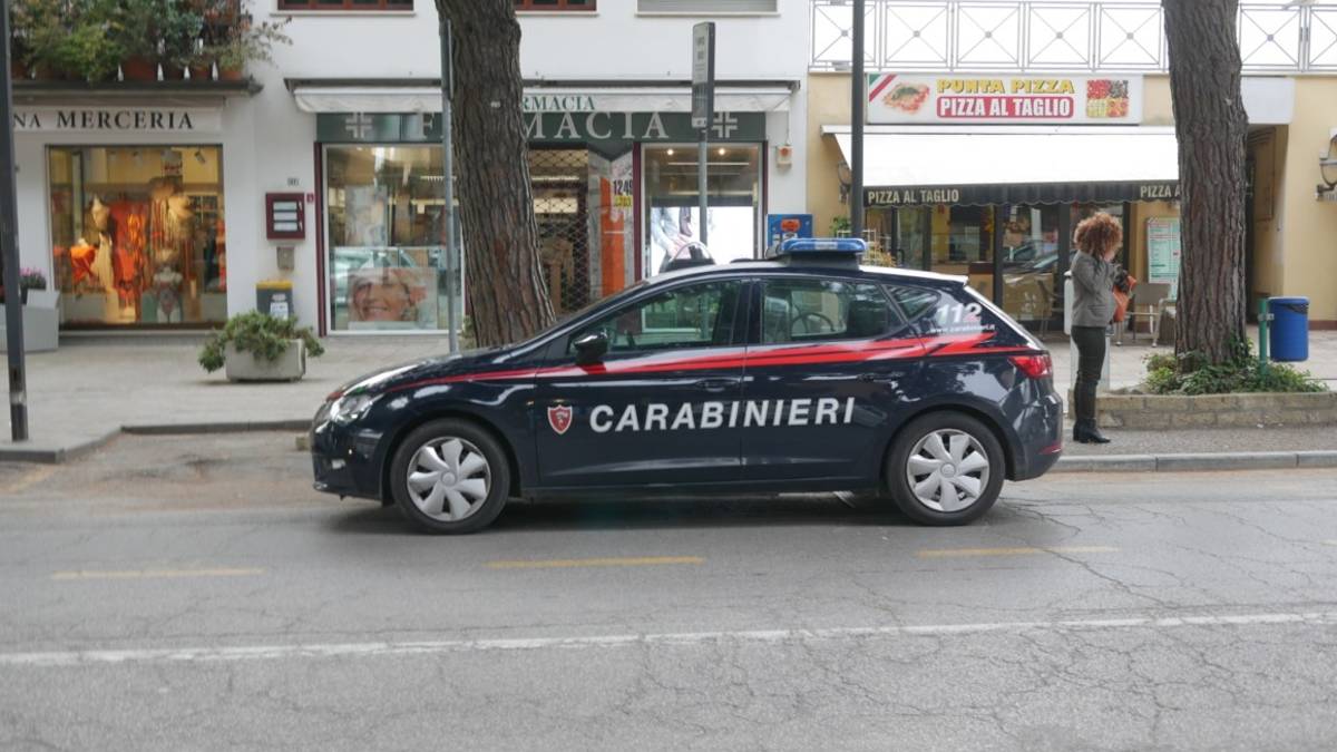 Punta Marina, rapina in farmacia. Uomo e donna in fuga.