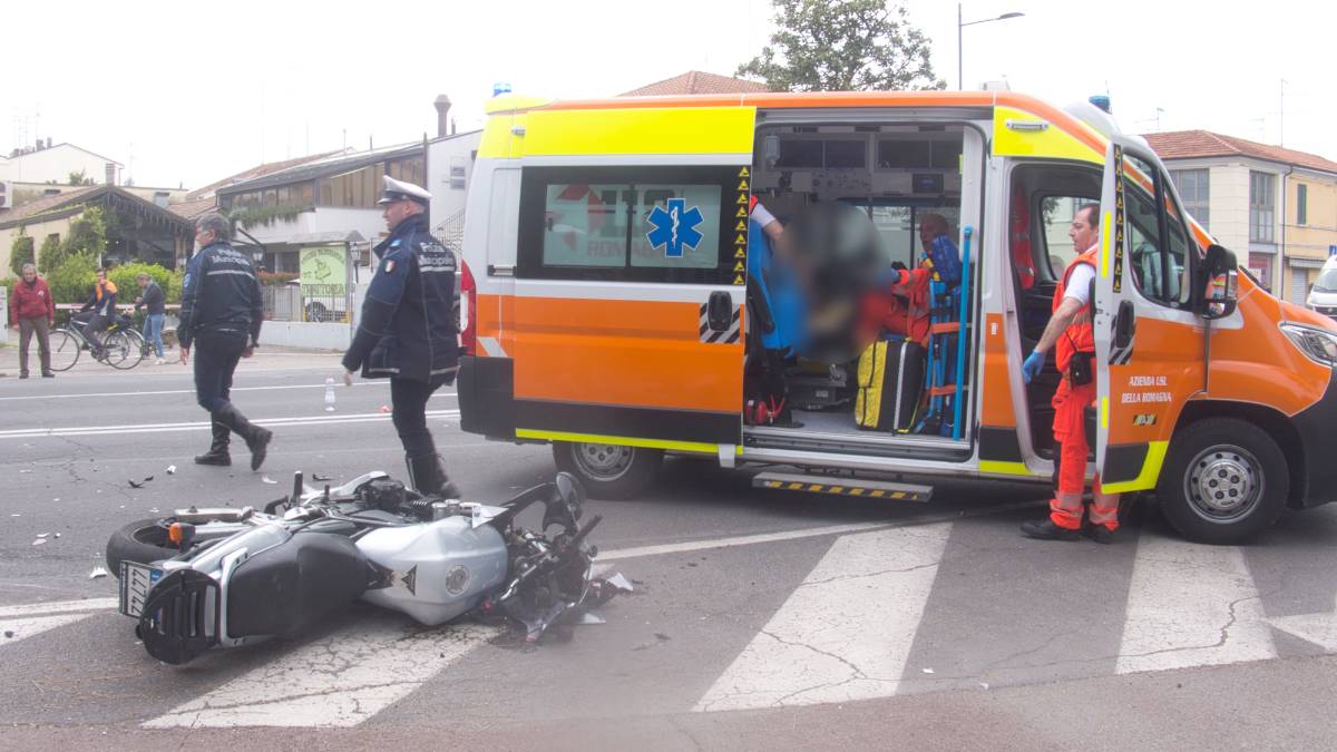 Ravenna, in moto contro un'auto in manovra, grave motociclista