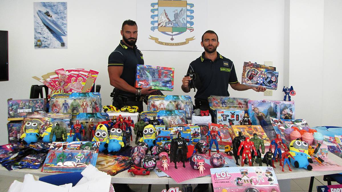 Rimini, sequestrati dalla Finanza 11mila giochi Marvel contraffatti