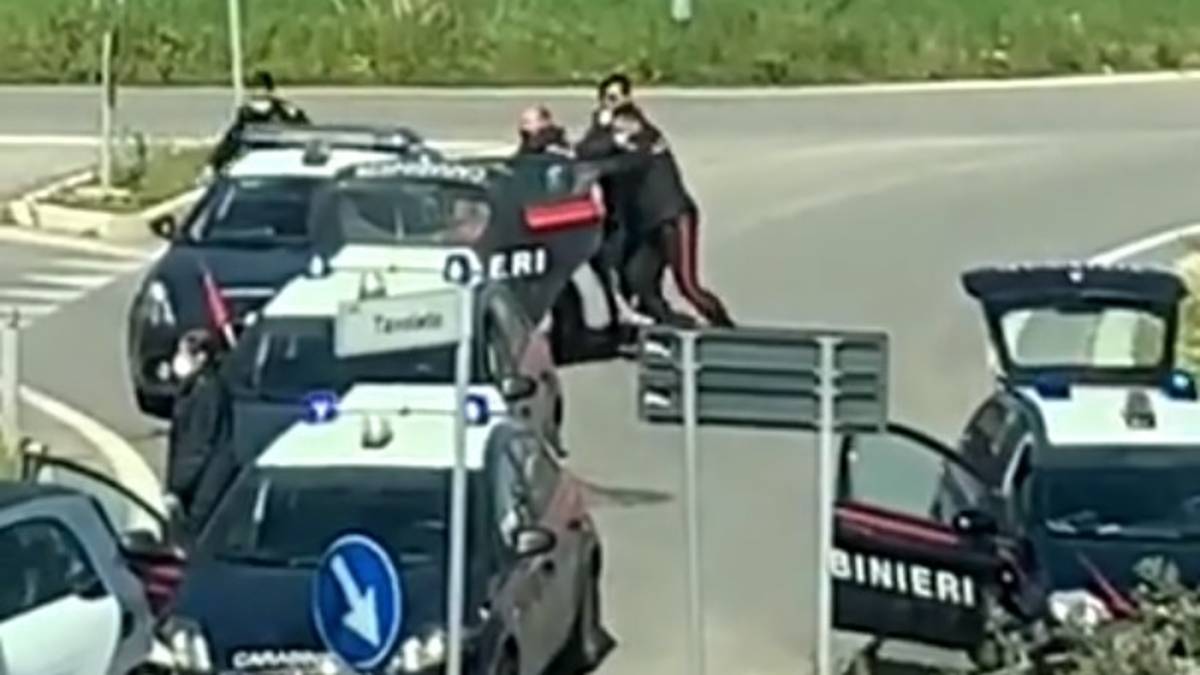Misano. Febbre e tosse, forza un blocco: scontro coi carabinieri
