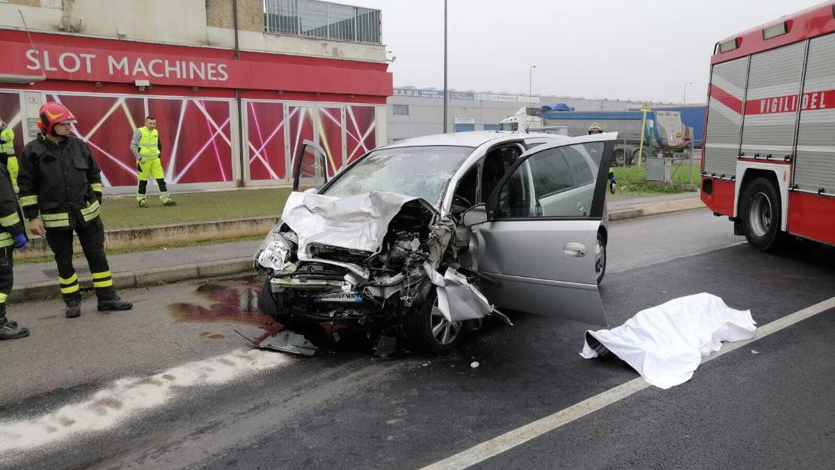 Auto contro camion: un morto nell’incidente a Forlì