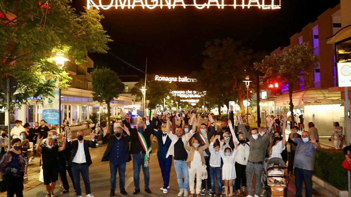 Inaugurate luminarie dedicate a Raoul Casadei tra Cesenatico e Gatteo