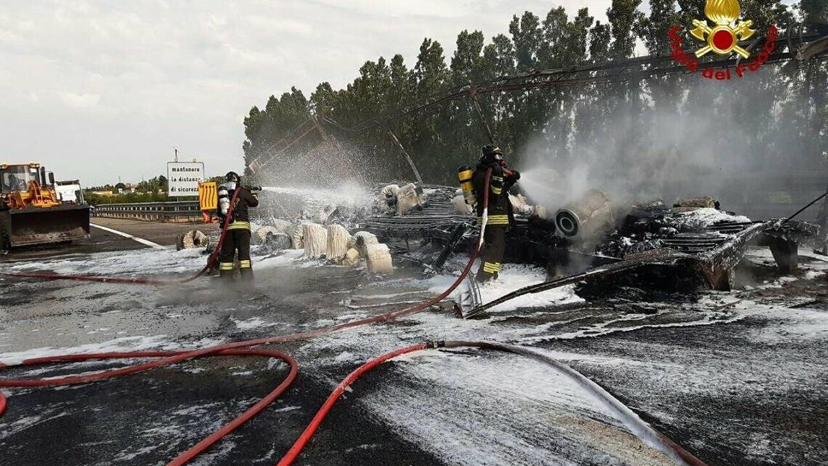 Camion in fiamme in A14: 3 km di coda verso Forlì, Cesena e Rimini