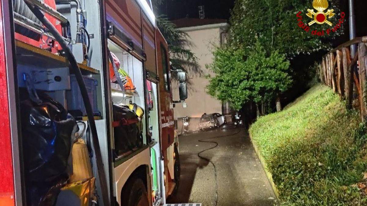 Sarsina: a fuoco nella notte una vettura in sosta