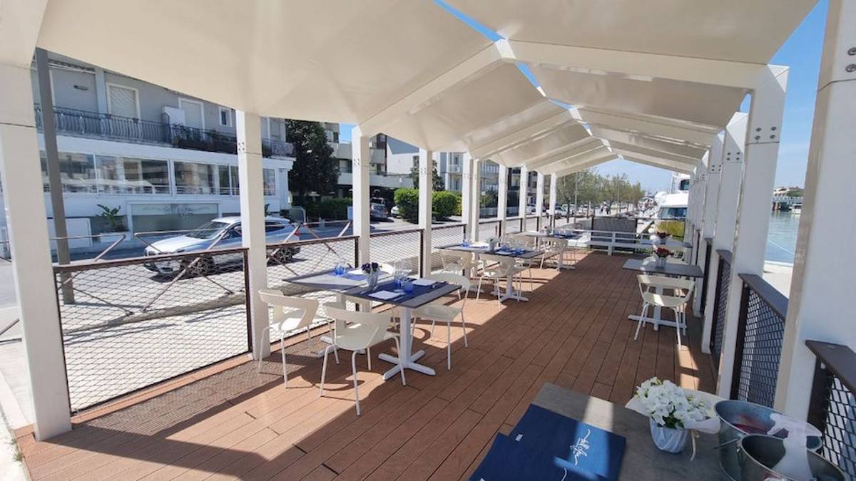 Igea Marina, rubano 30 sedie al ristorante Bell'Aria