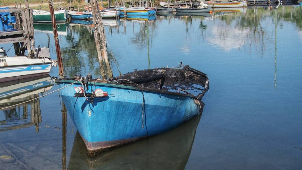 Ravenna, un'altra barca a fuoco nella piallassa Baiona