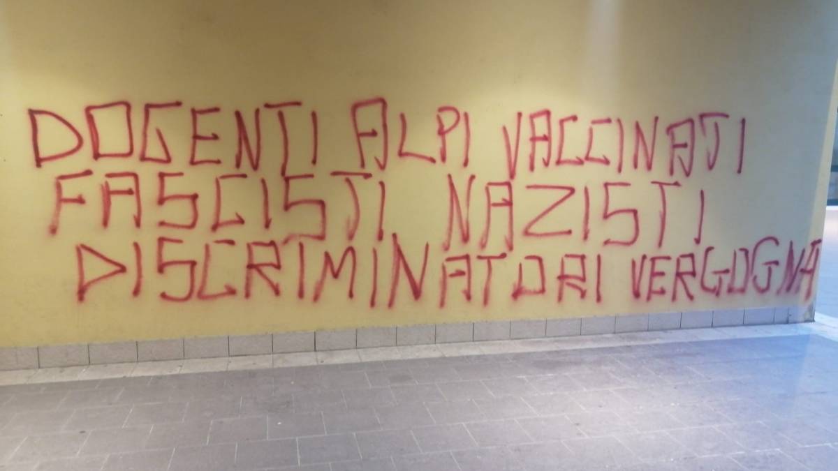 Cesena, raid no vax a scuola: Gesto inqualificabile, violento, ignorante