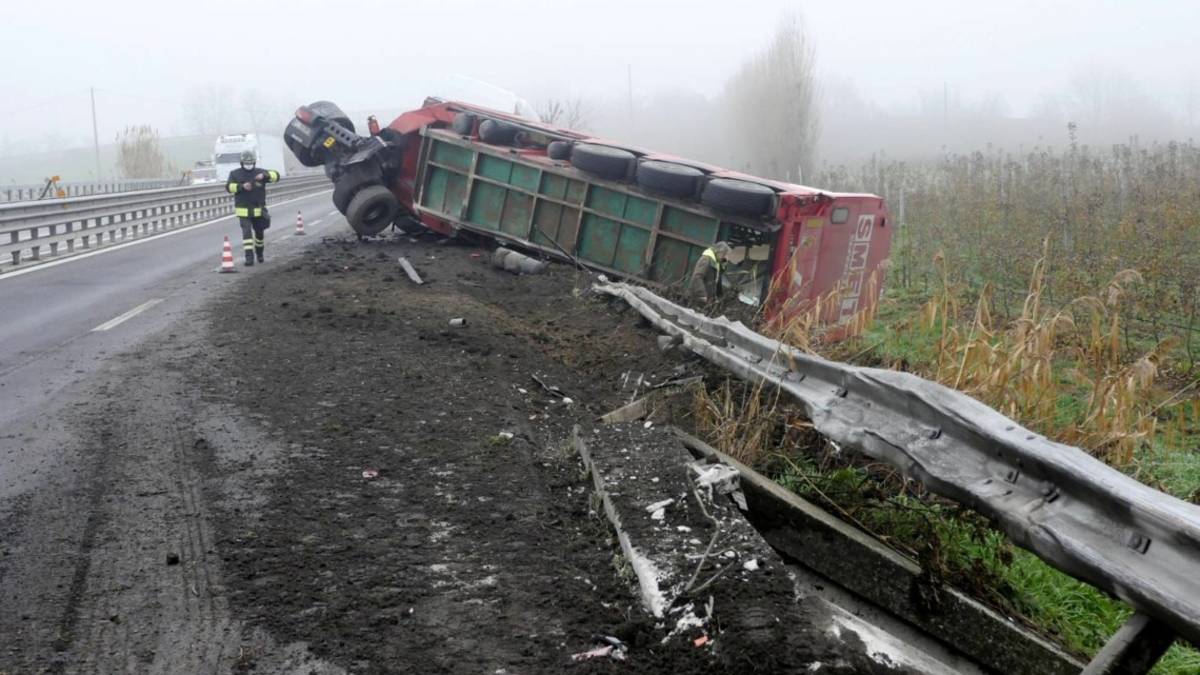 Cesena, camion rovesciato sulla E45: strada chiusa