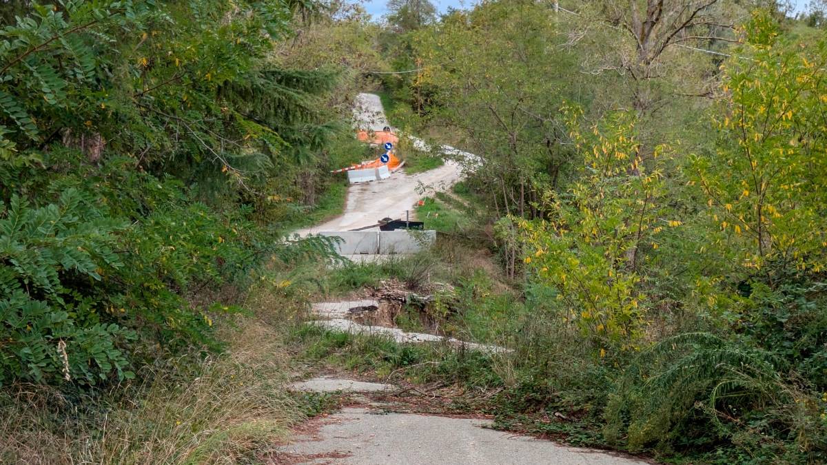 Il cratere di via Musella che attende di essere riparato
