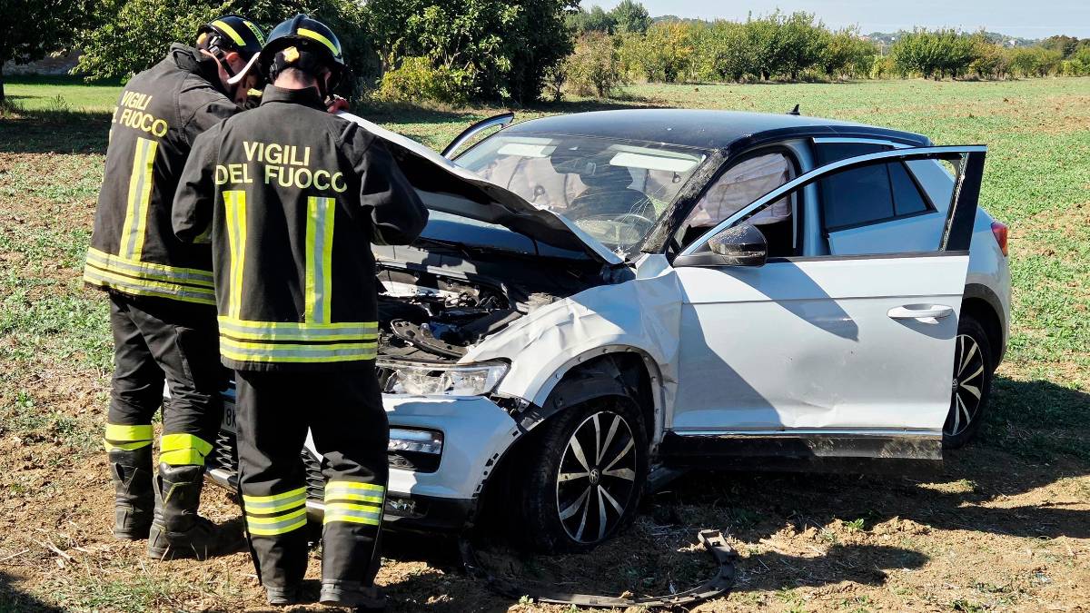 Rimini, incidente: esce di strada con l’auto, donna 57enne all’ospedale - Gallery