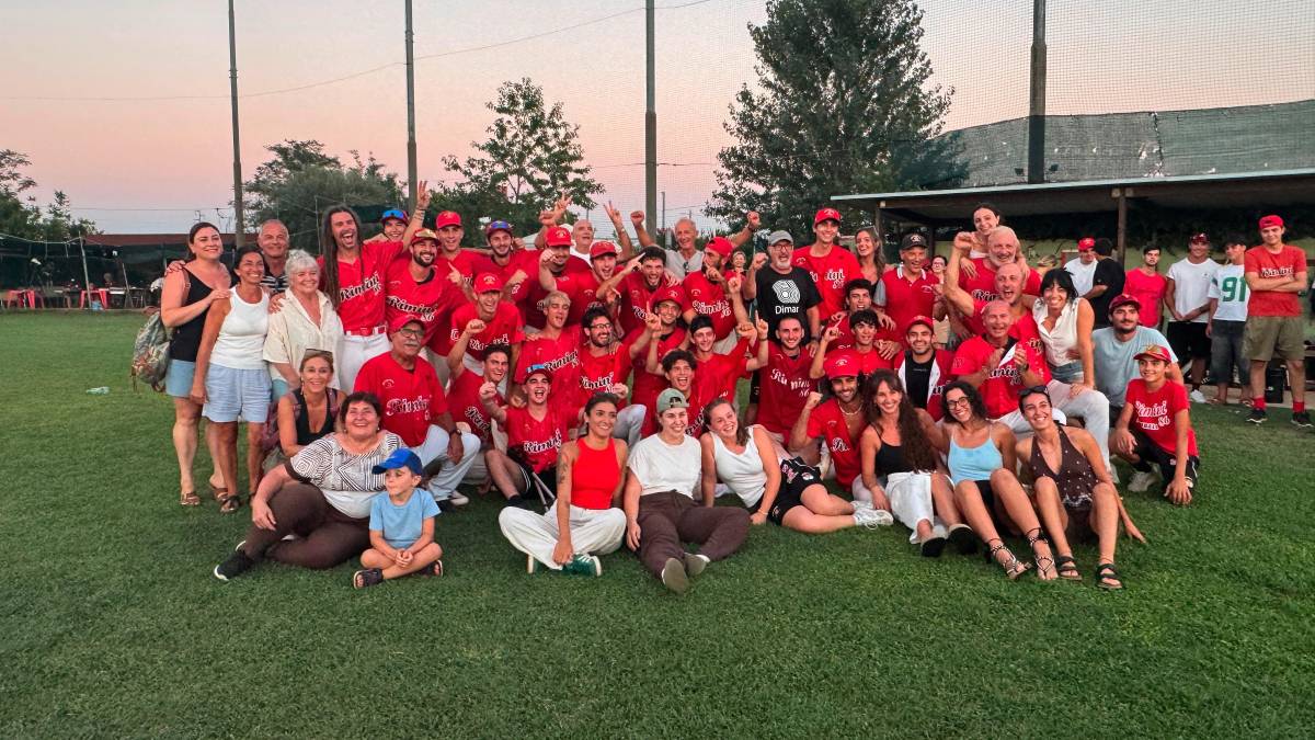 Sopra la grande festa del Rimini 86, a sinistra il presidente Alfredo Quadrifoglio con la moglie Patrizia e la targa per la promozione