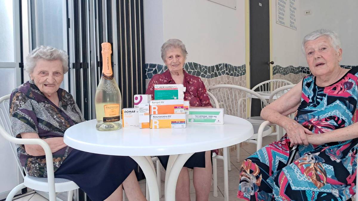 San Mauro Mare, il tavolo delle tre nonne al bar: insieme fanno 274 anni e il Prosecco non manca mai