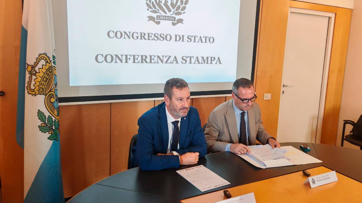 I segretari di Stato Marco Gatti e Teodoro Lonfernini durante la conferenza stampa del Congresso di Stato