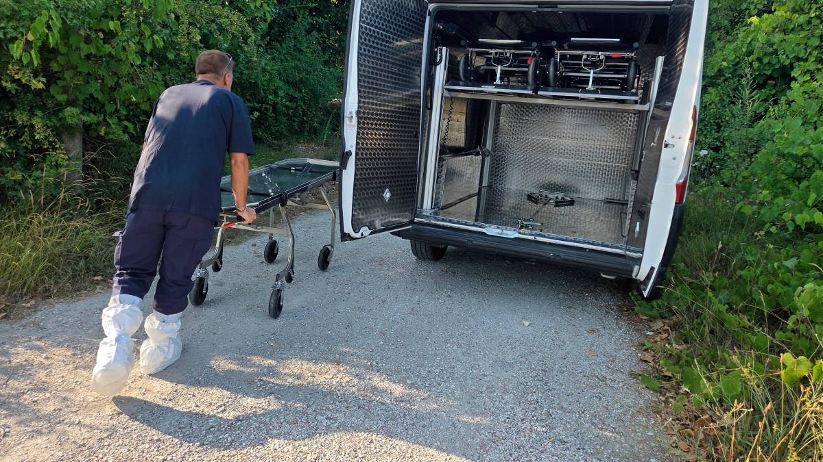 Rimini, uomo di 60 anni muore folgorato mentre cerca di liberare un cane