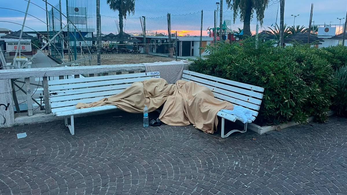 Molte persone durante l’estate dormono sulle panchine del Parco del mare di Rimini, nelle aree verdi della città e negli anfratti di alcuni hotel dismessi