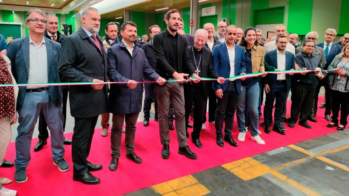 Da sinistra: l’Au del mercato Alessandro Giunchi, l’assessore regionale Alessio Mammi, il sindaco Enzo Lattuca, Monsigonr Antonio Caiazzo