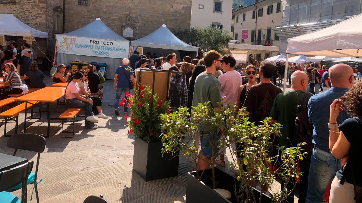 Tanta gente alla sagra del tortello alla lastra