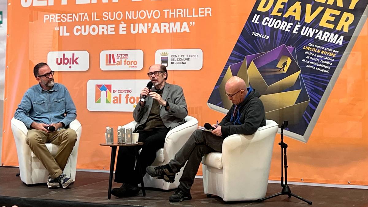 Cesena, bagno di folla per Jeffery Deaver: oltre 200 persone al Foro per il re del thriller