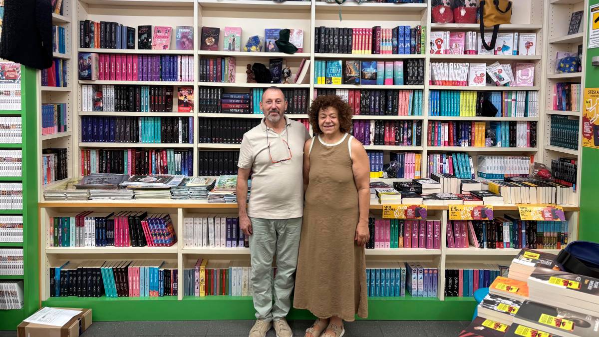 Massimiliano e Sandra davanti alla sezione romance di Mondadori
