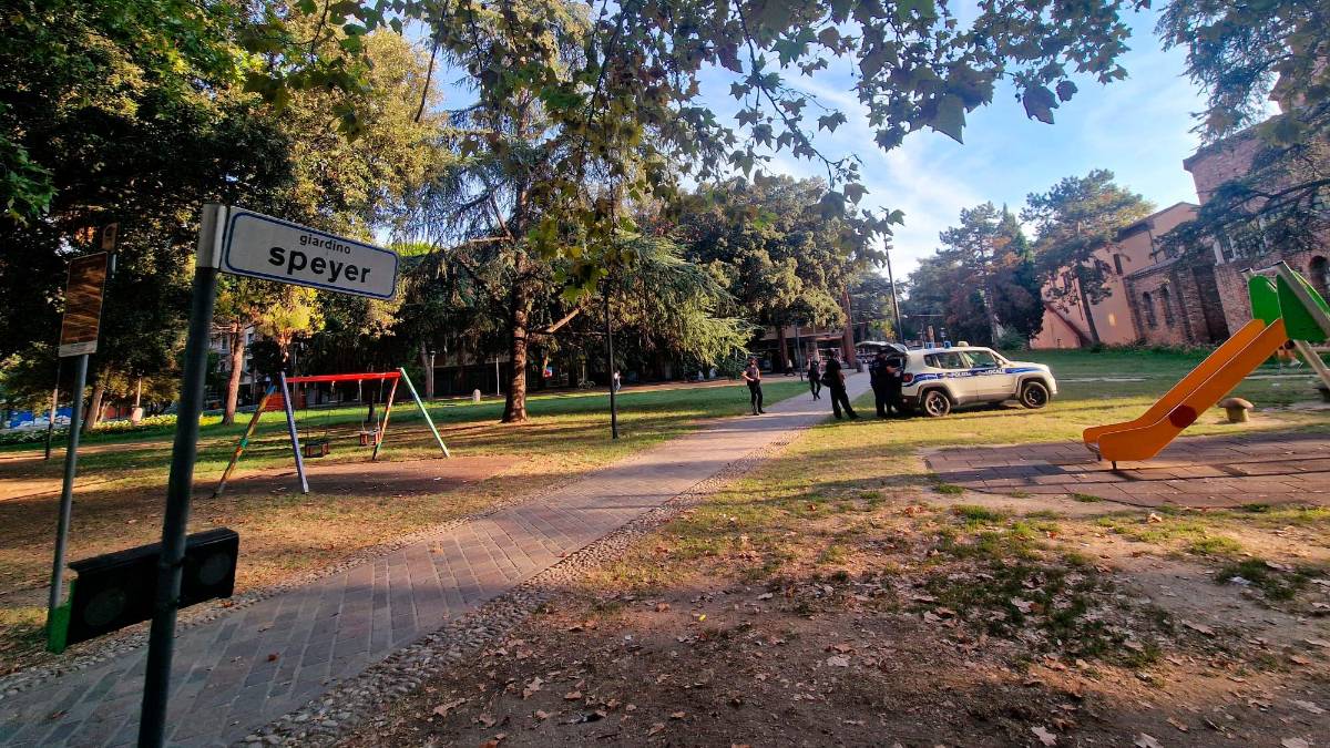 Usano i giochi del parco riservati ai bambini, due denunciati