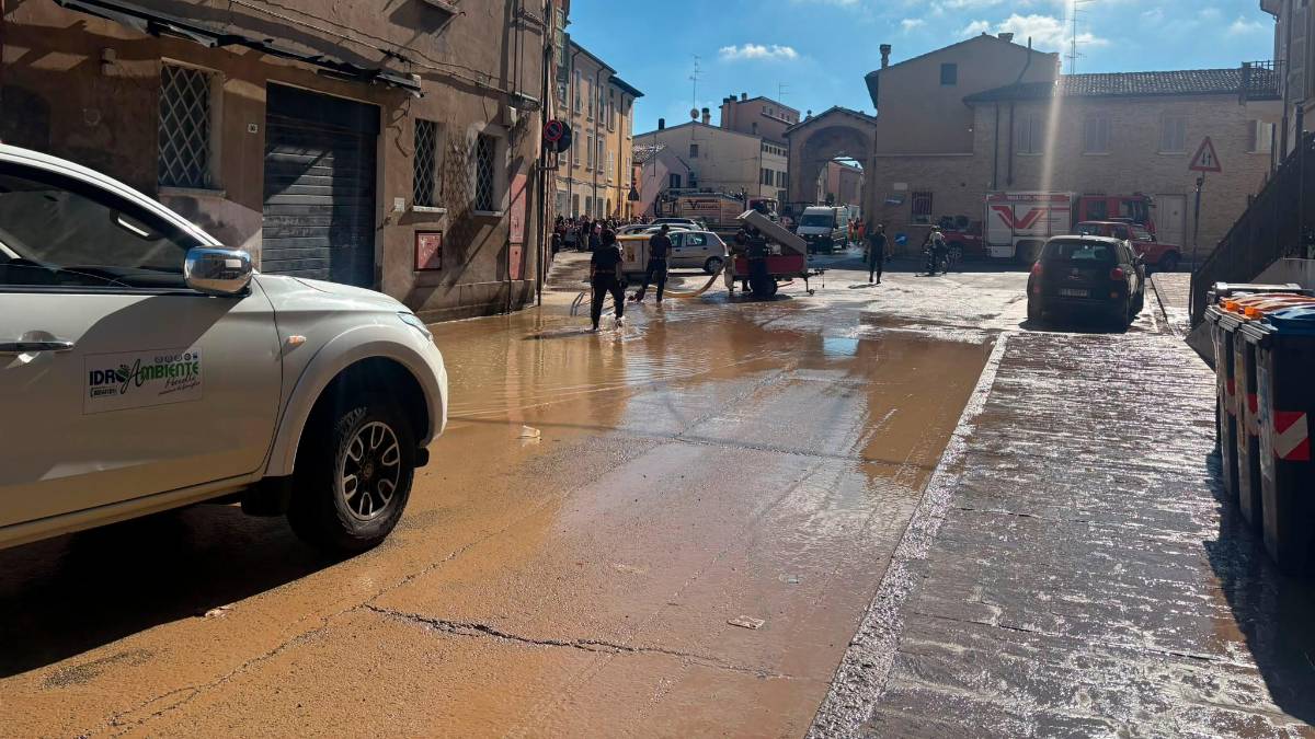 Via Baccarini questa mattina dopo la rottura della rete idrica