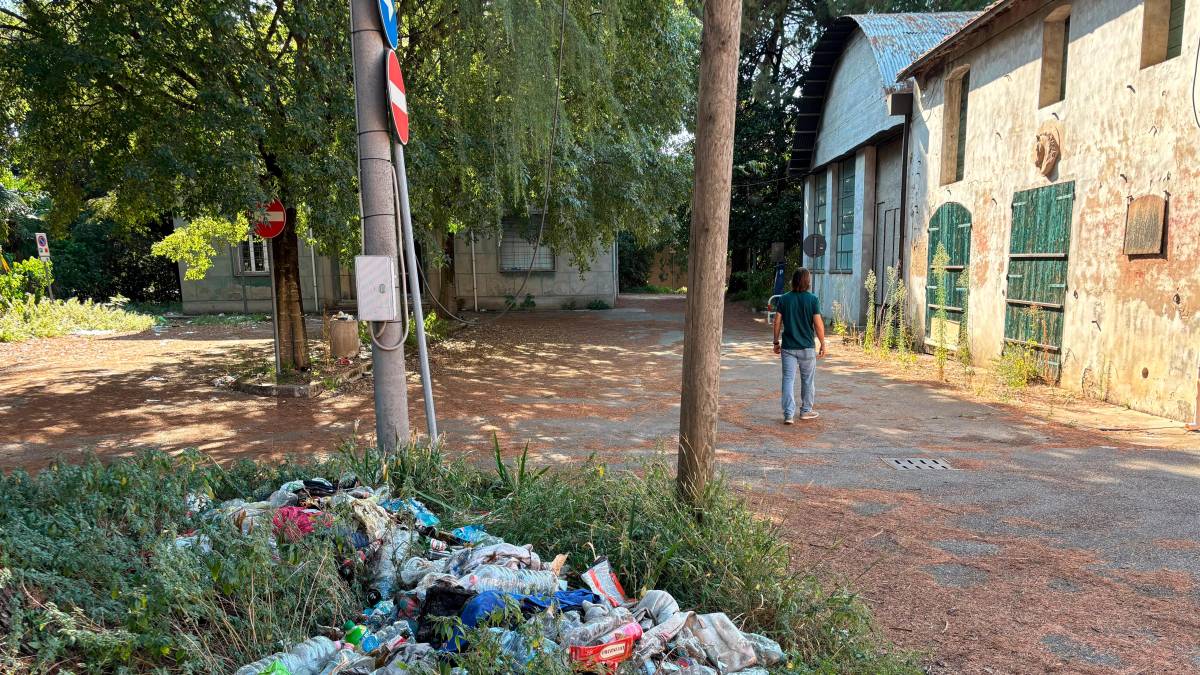 Rifiuti abbandonati e stato di degrado nel parcheggio e nell’immobile di via Sobborgo Comandini