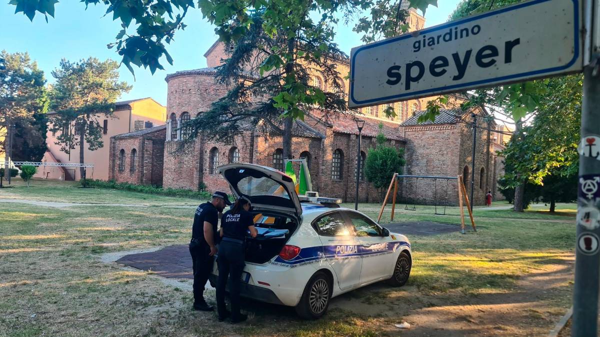 Una pattuglia della polizia locale ai giardini Speyer