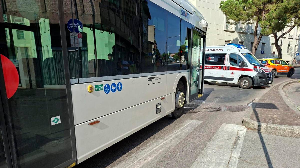 Forlì, 65enne investita dall’autobus: è grave