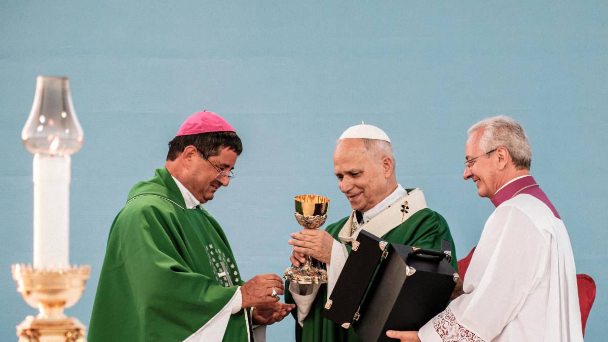 Rimini, l’abbraccio del vescovo Anselmi al Papa: la comunità in preghiera