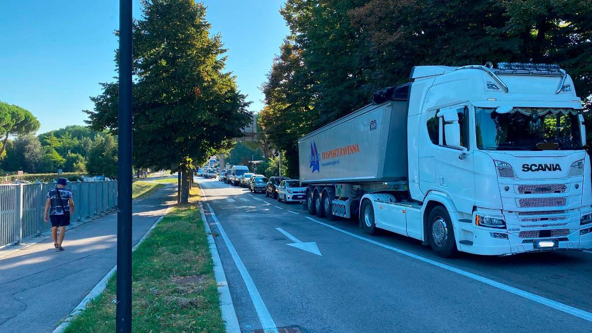 Lunghe code fin dal mattino nella giornata di ieri di fronte al Mausoleo di Teodorico, con numerosi camion presenti