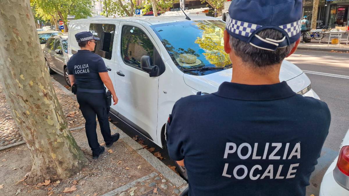 Ravenna, lasciano il cane in auto: turisti tedeschi rintracciati e multati