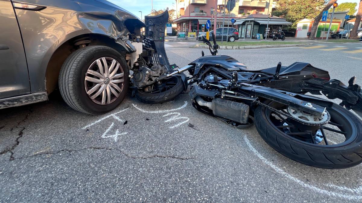 Cesena, scontro tra auto e moto in via Cervese: ferito un giovanissimo