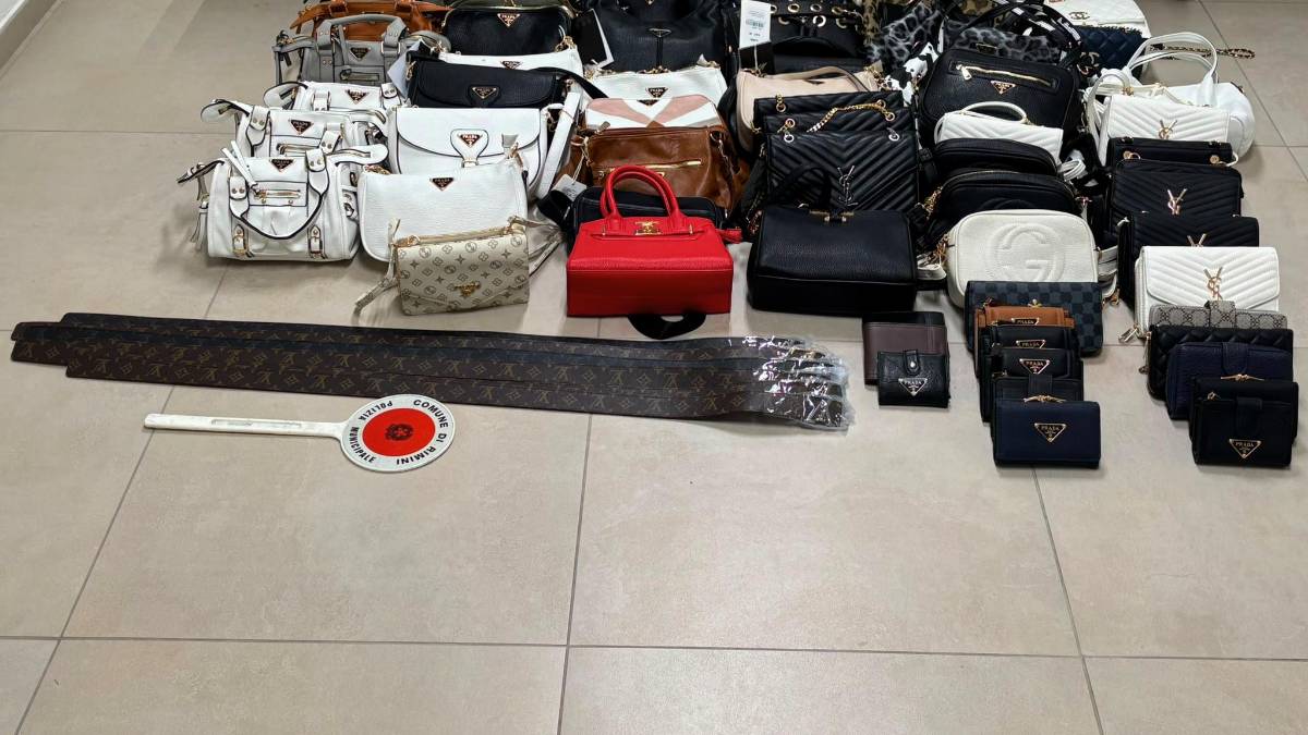 Rimini, fermato al bus con le borse false: l’auto-deposito ne nascondeva altre centinaia