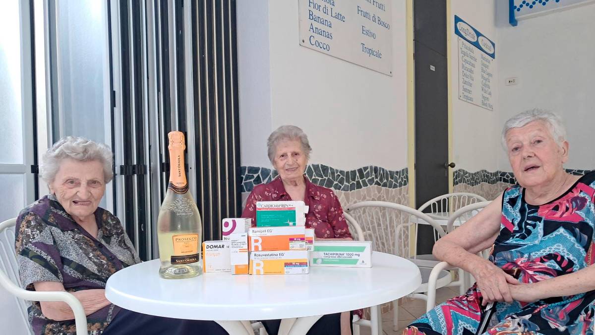 San Mauro Mare, tre nonne al bar, 274 anni in tutto e un brindisi all’amicizia (con i farmaci sul tavolo)