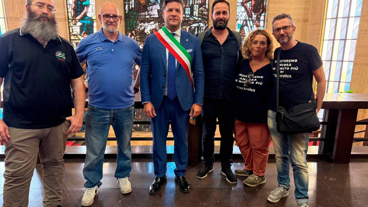 L’assessore Kevin Bravi con la delegazione forlivese a Roma per la vertenza Electrolux