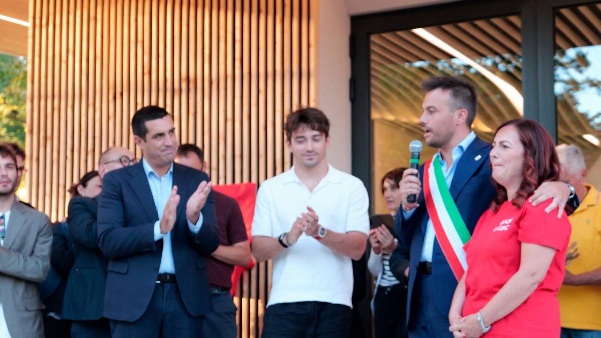 Imola, Leclerc a Spazzate Sassatelli e l’augurio di «rivedersi a fine anno»