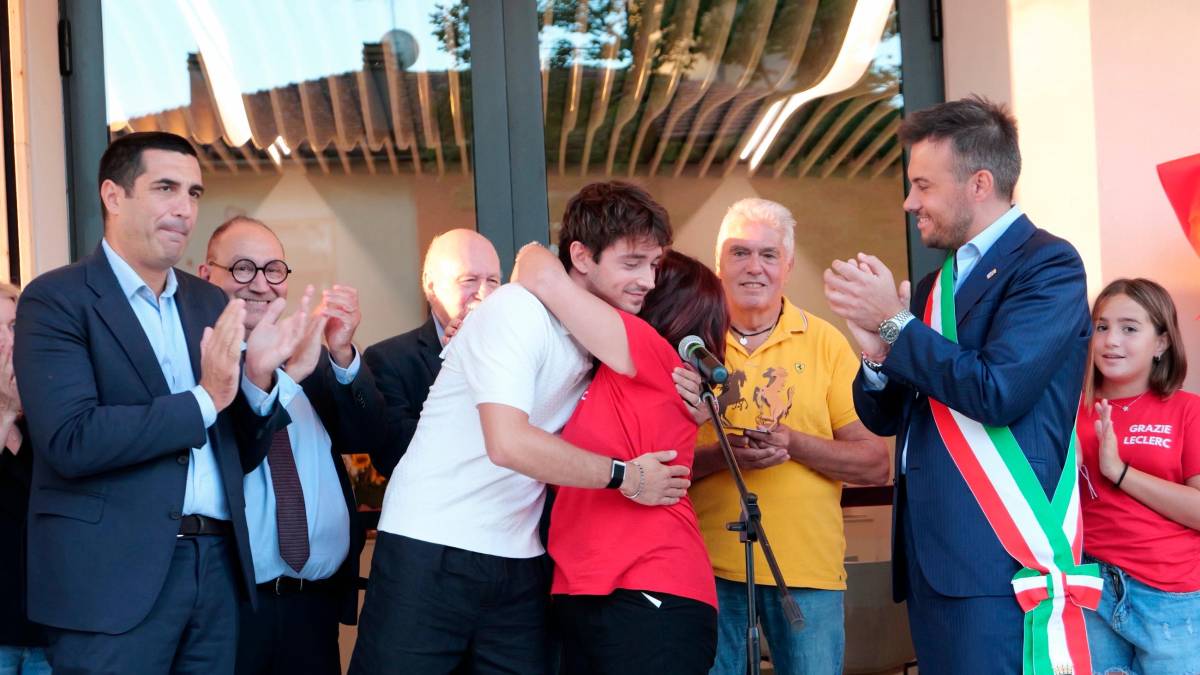 Imola, Leclerc a Spazzate Sassatelli e l’augurio di «rivedersi a fine anno»