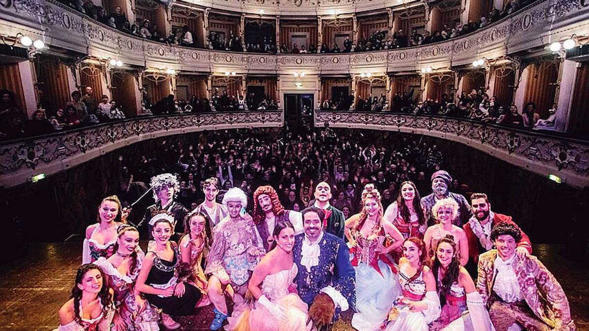 Festa di Carnevale, a Cattolica sfila “La bella e la bestia”