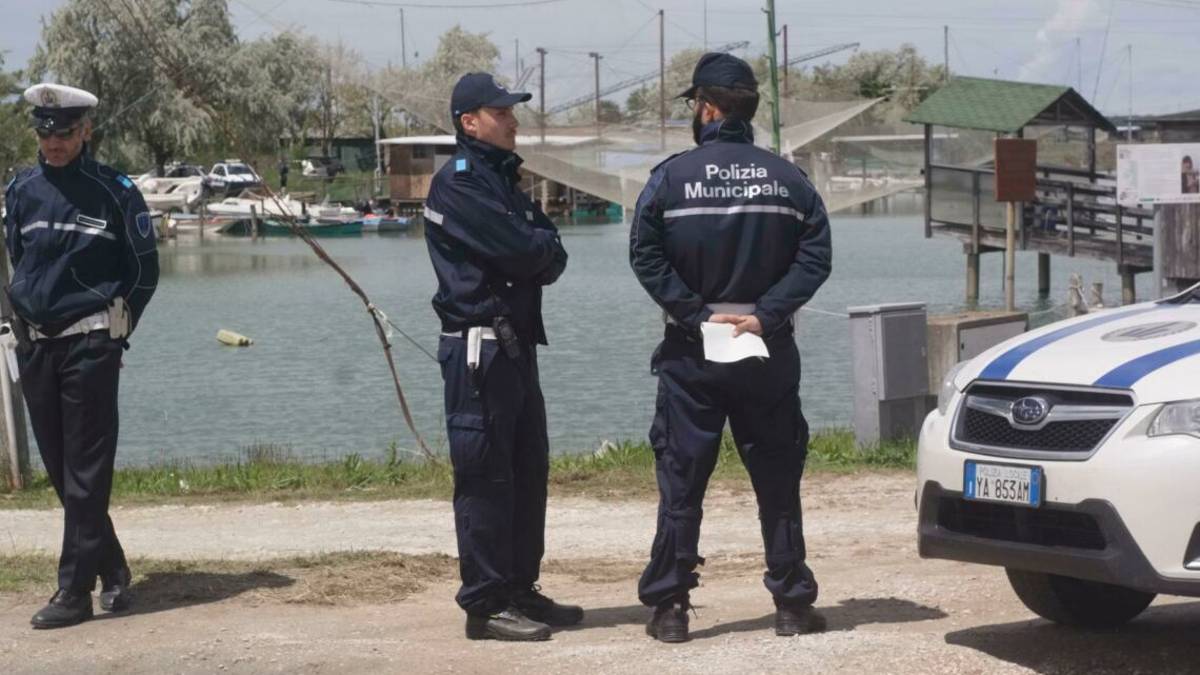 Multati 19enni per 10 gamberi in pialassa: Volevamo fare l’alba